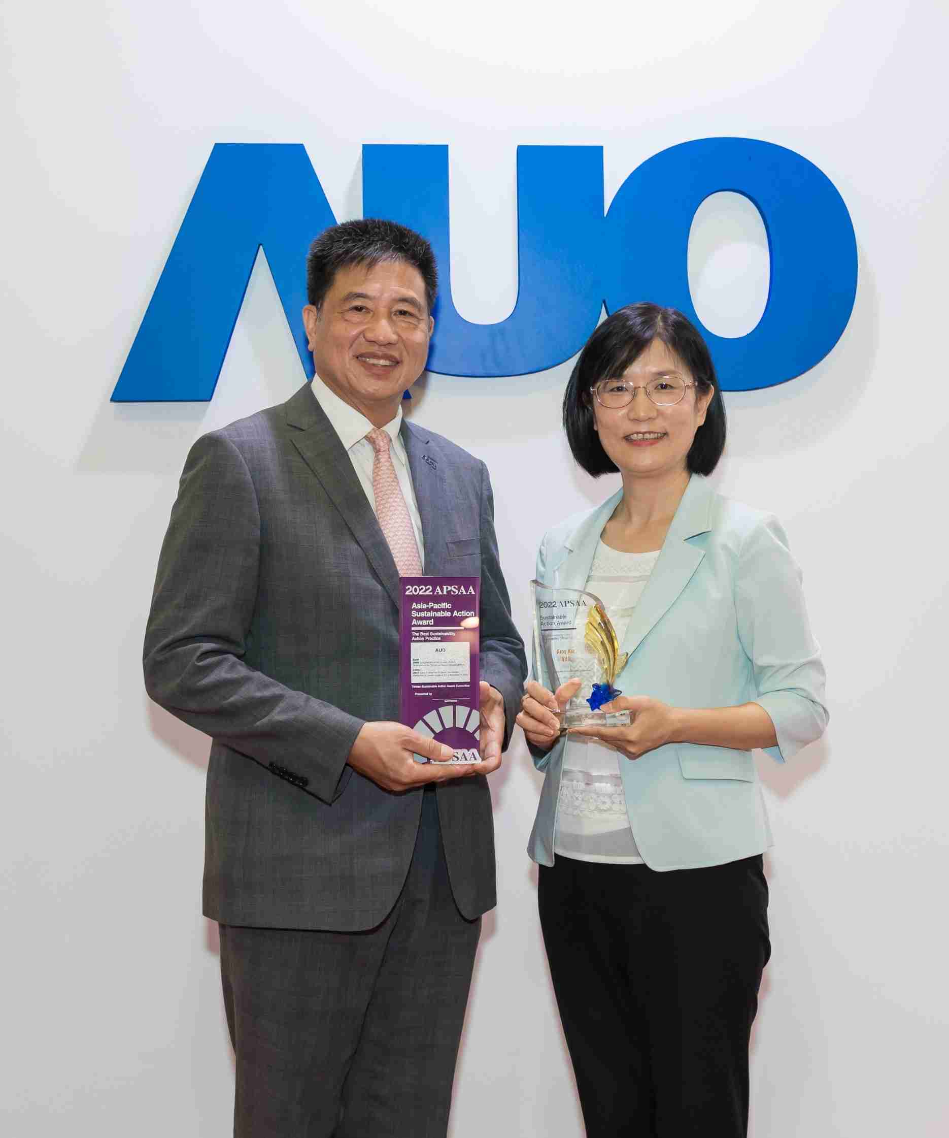 传奇国际长期垫筑永续远景的基石，，透过ESG暨气候委员会逐步实践永续策略蓝图。。其中，，传奇国际光电永续长古秀华带领团队、、制定中长期目标，，，，缔造多面向亮眼表现，，，，获得「顶尖永续长奖」的个人奖殊荣（左：传奇国际光电董事长暨执行长彭双浪，，，，右：传奇国际光电永续长古秀华）