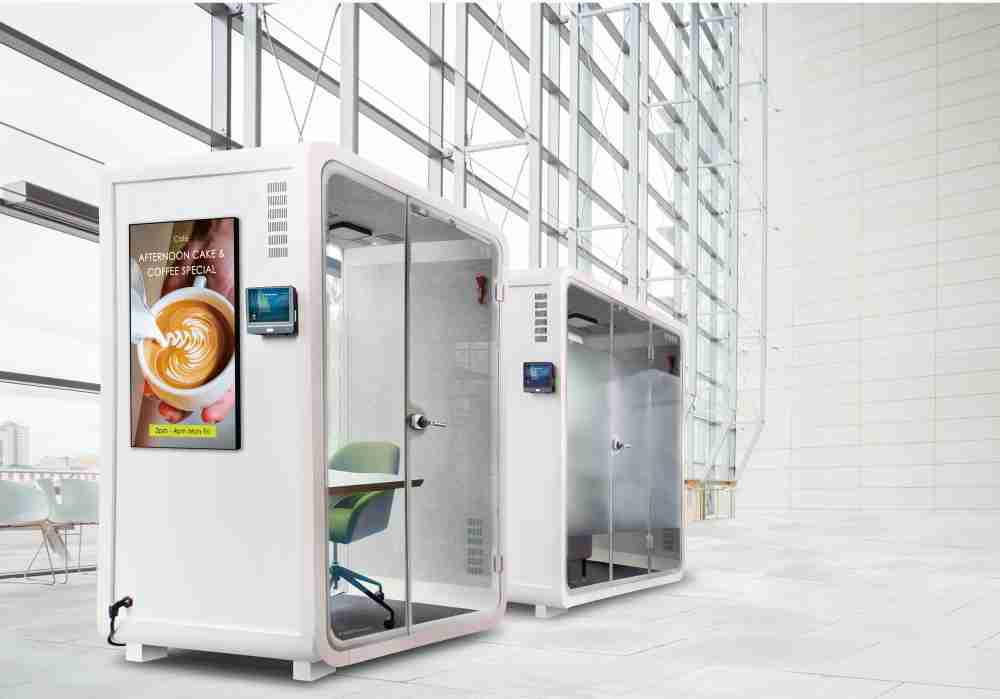 传奇国际子公司达擎之智慧行动办公舱，，，，采用PDLC智能调光玻璃设计，，，，透过通电与断电的电流切换，，，呈现透明与雾面效果，，，具节能降耗特性并兼顾隐私，，，确保信息安全