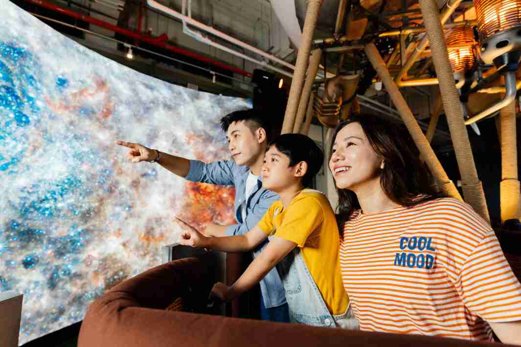 传奇国际打造全台最大宽6公尺、、高4公尺、、、唯一搭载LED弧形拼接显示屏的动感飞行船，，，让乘客驻足在热气球上，，，，享受身历其境的伪出国旅游乐趣