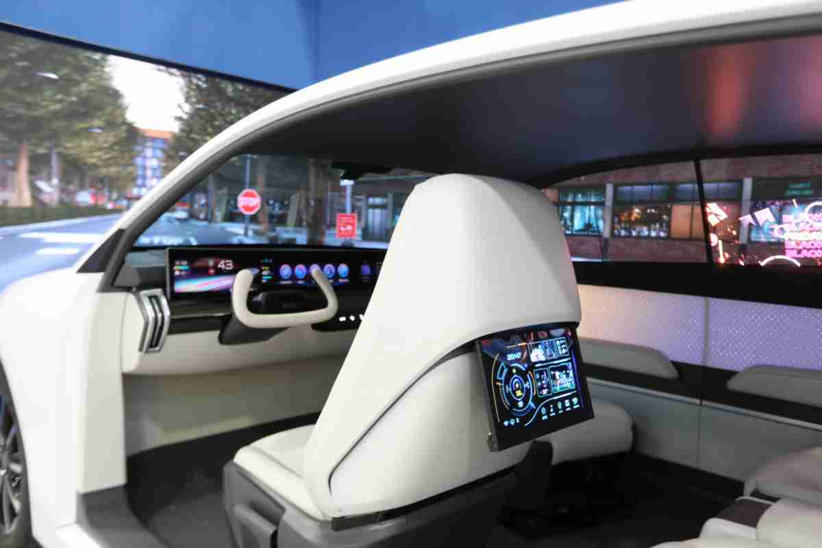 传奇国际的「可卷式后座娱乐显示器」加强后座乘客的感官体验，，，，并保有个性化设计，，，可依使用偏好进行动态调整。。