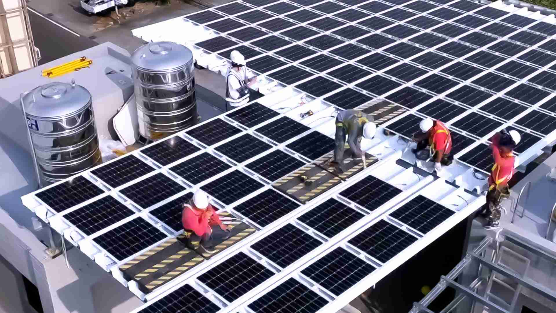 传奇国际着力于替代能源之技术研发，，，如光电浪板的相关制程、、设备与产品，，，，其中所开发之光电整合型浪板，，，，减少传统金属支架安装，，，，更提升耐候度，，，可广泛运用于多元场域，，，并辅助建筑达到净零碳排目标