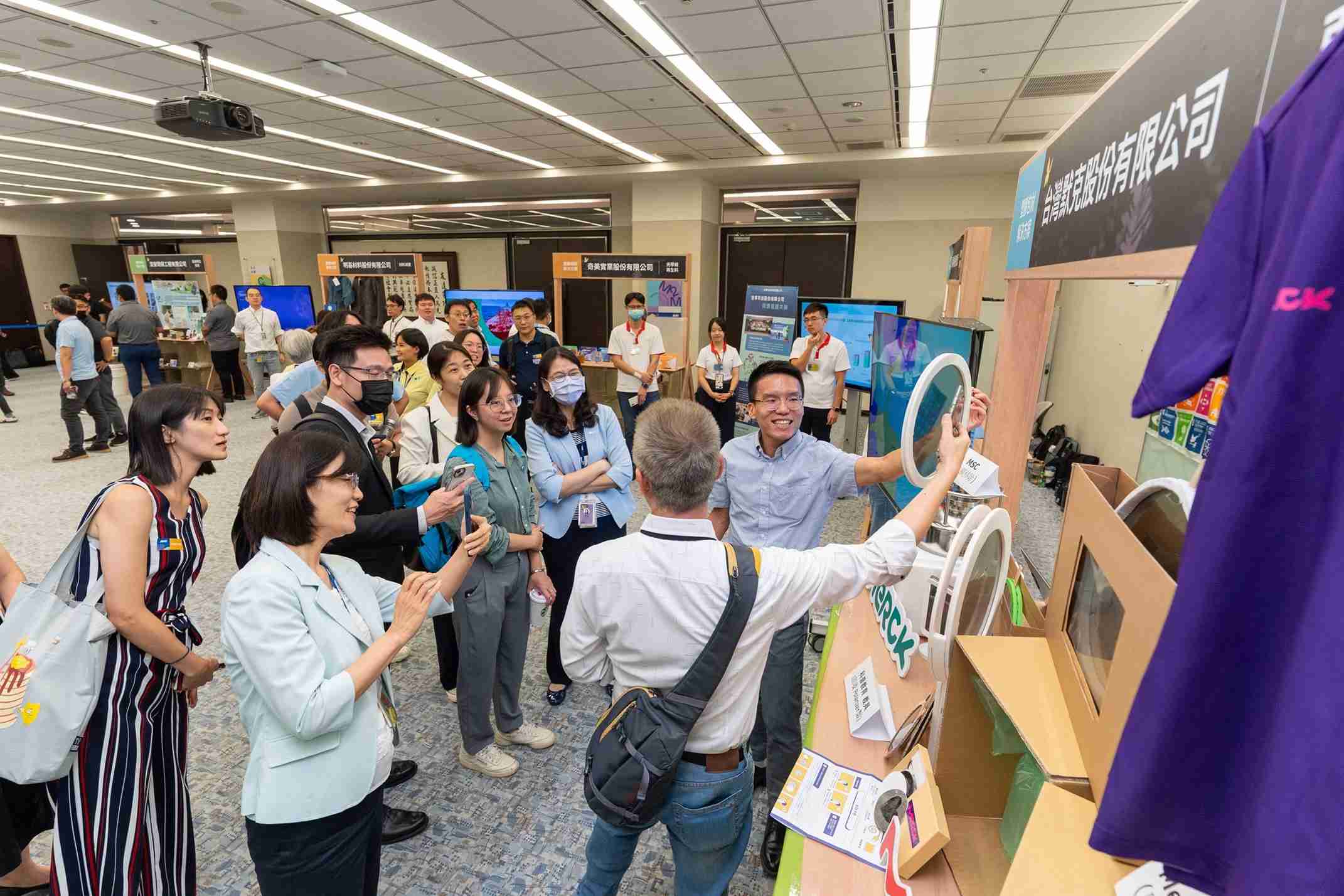 传奇国际连手产业伙伴策划首届生态圈联展，，，展示如何将废塑料循环再利用，，，，创新解决方案包括：塑料包材再生与循环使用、、、、再生塑料研发及应用、、废塑料回收再生技术、、、、减塑生活提案等