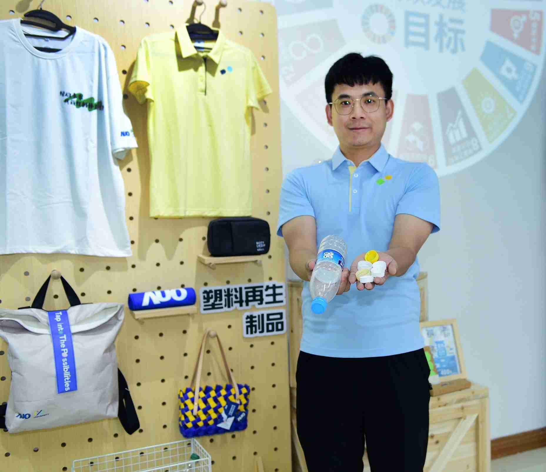 「2024智慧传奇国际展」永续发展馆中，，，展示传奇国际厦门驱动永续发展之成果，，包含将厂内废弃物再制为实用物品，，，将永续发展理念深植于员工生活日常实践