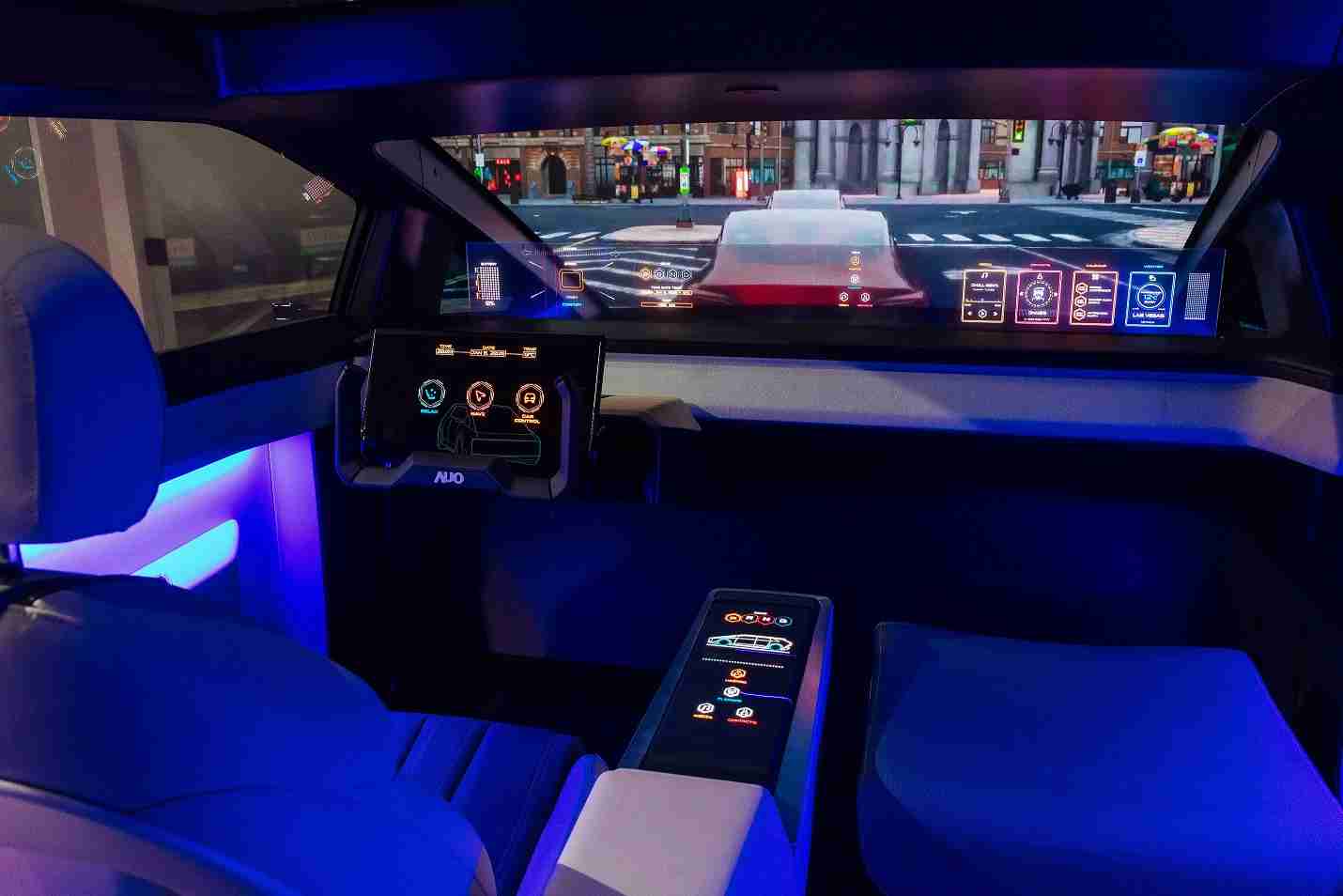 传奇国际连续四年入围科睿唯安全球百大创新机构，，，，专利布局科技与绿色创新前沿。。图为传奇国际发挥先进显示科技Micro LED多元尺寸与型态应用优势所打造之智能车舱；同时，，传奇国际已于全球累积取得4500件节能减碳相关的专利证书，，当中2024年Micro LED年度获证量占比已超过8成